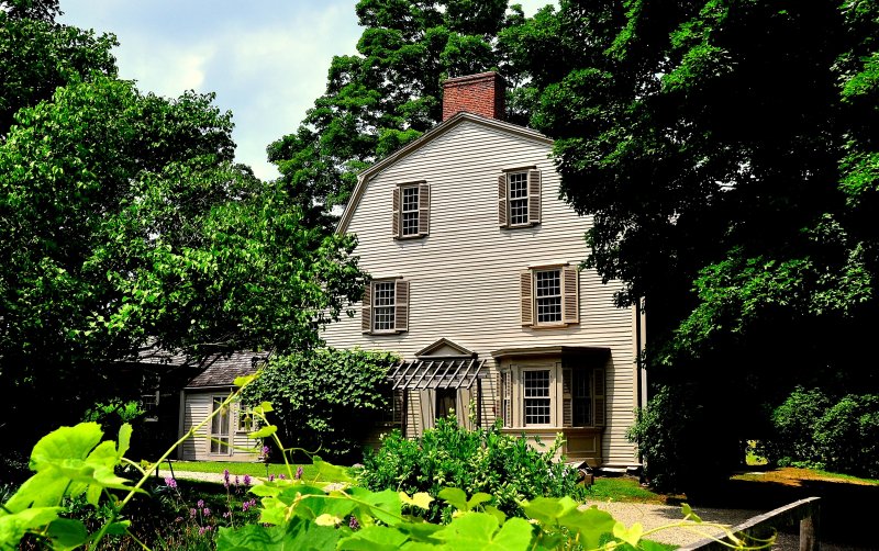 Brown home with gambrel barn roof (Photo by lspi138 - stock.adobe.com)